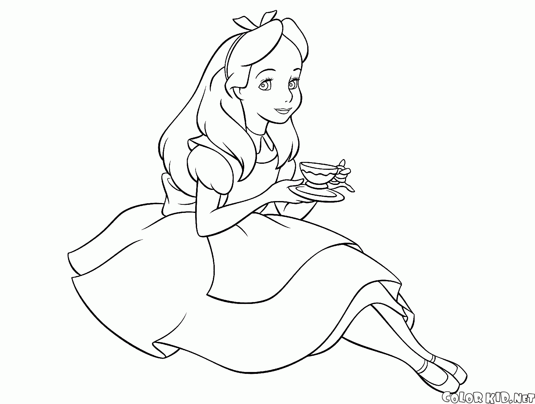 Alice con una taza en las manos