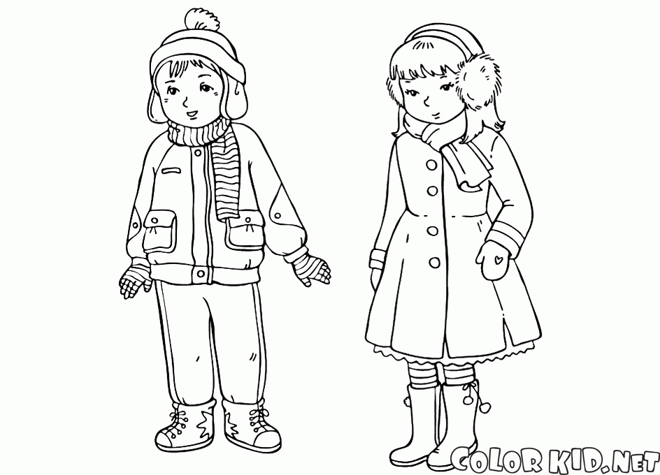 Los niños en ropa de invierno