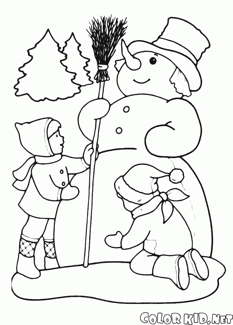Los niños dan forma al muñeco de nieve