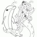 La natación de la sirena en el mar