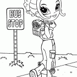 La muchacha está viajando a pie