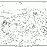 El practicar surf en el mar