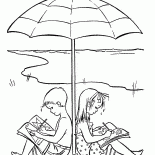 Los niños menores de un paraguas del sol