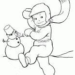 El muchacho lanza una bola de nieve