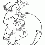 Boy esculpe muñeco de nieve