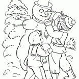 Niños haciendo muñecos de nieve