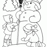 Los niños dan forma al muñeco de nieve