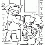 Niños colgar una corona