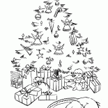 Mascotas sentía dormido cerca del árbol de navidad